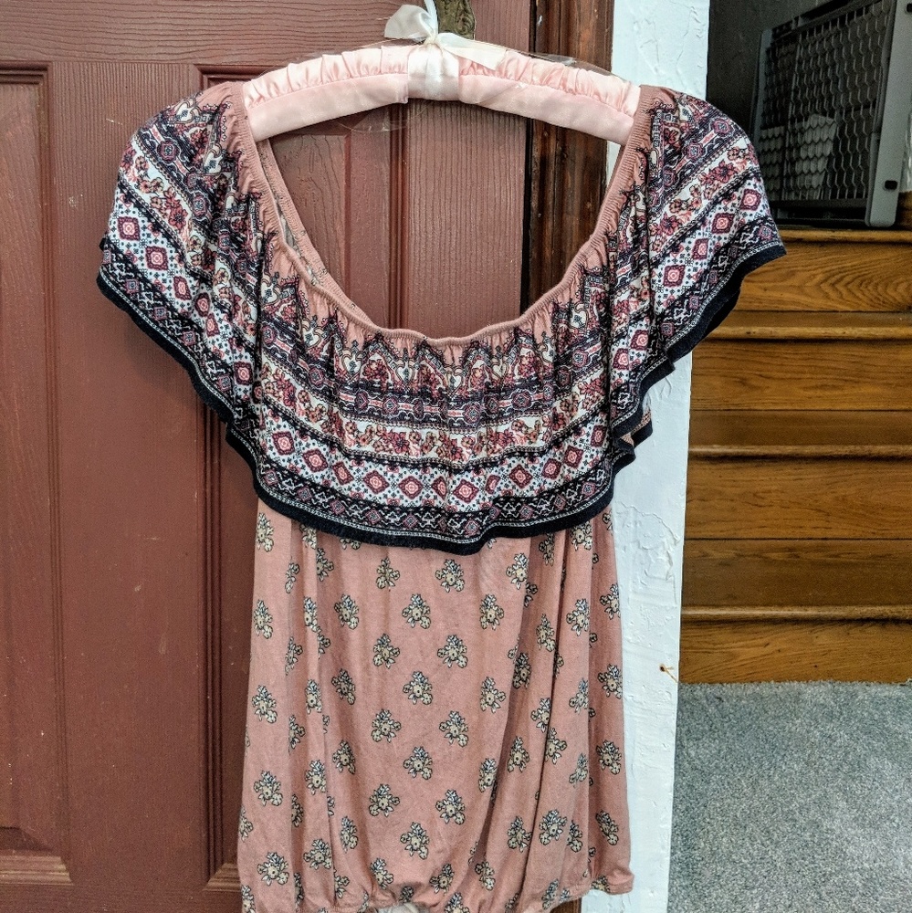 Off the shoulder waist band on bottom very sexy